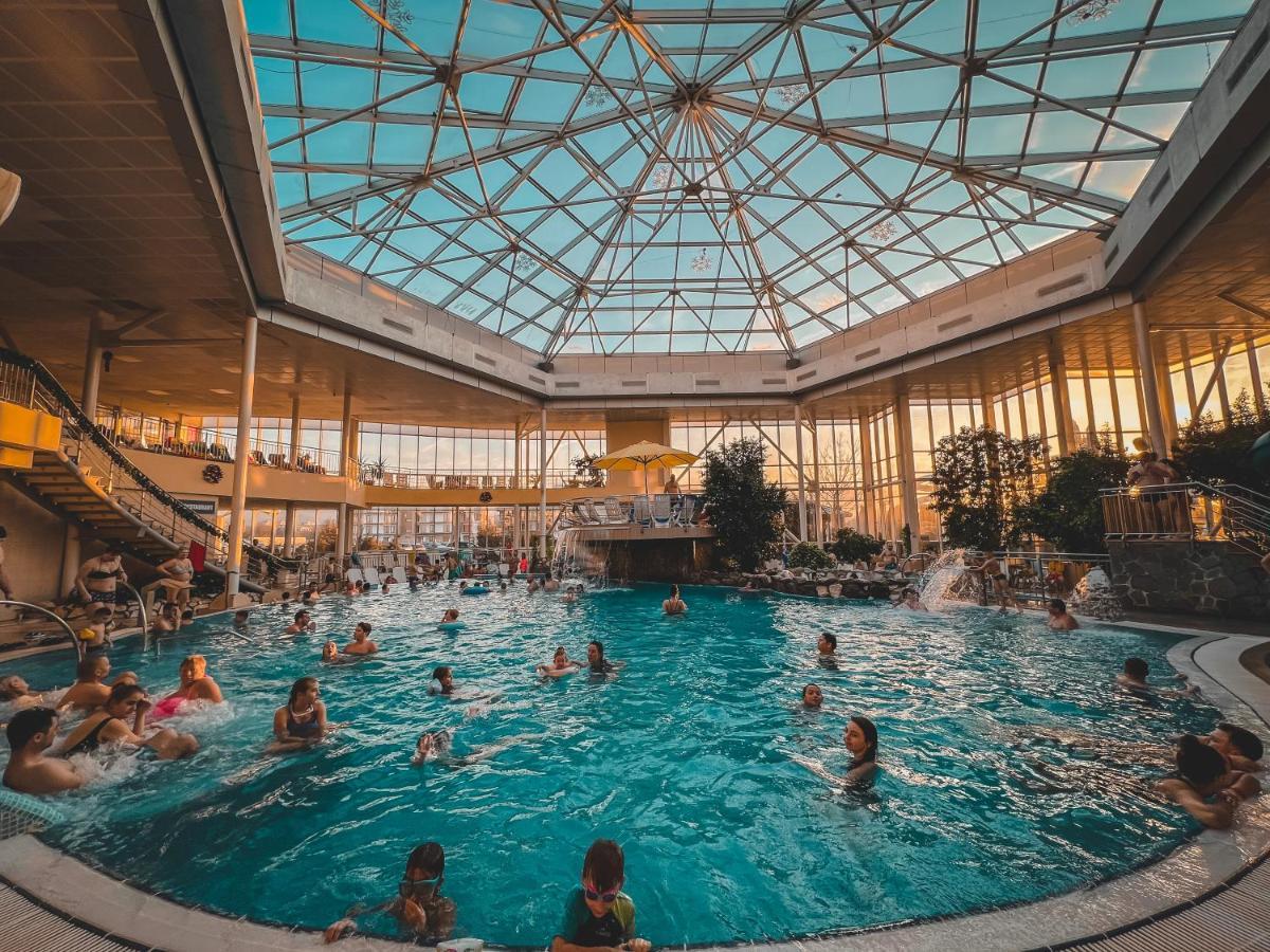Hotel Alinalex - Paradisul Acvatic Брашов Экстерьер фото
